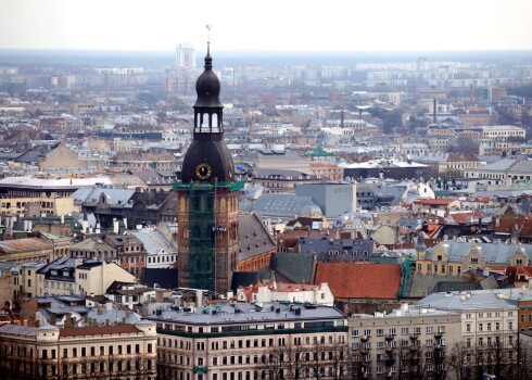 Vecrīgas panorāma un Doma baznīca.