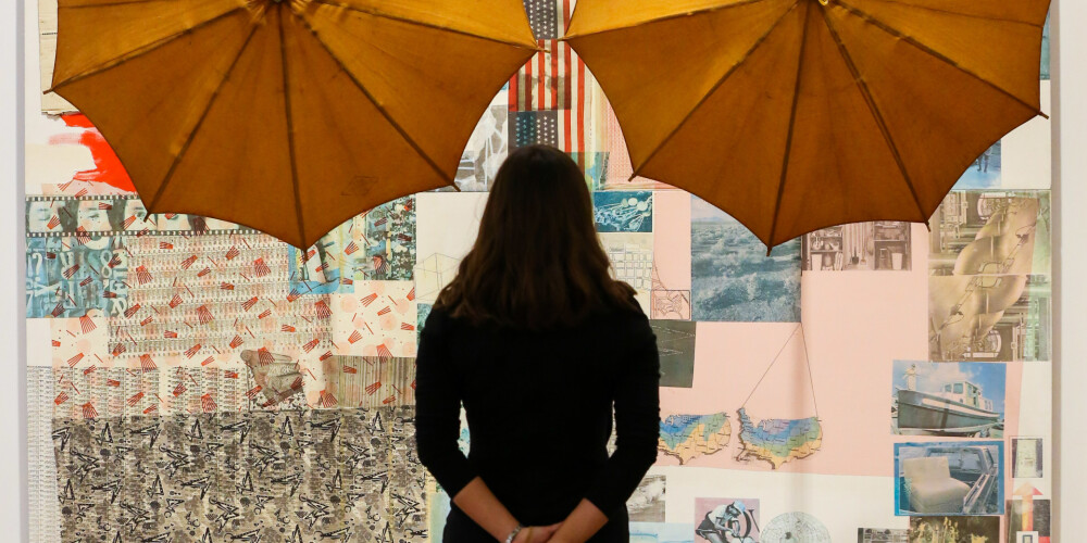 Spaiņi, lietussargi un spuldzītes: Raušenberga izstāde Londonā apliecina viņa ģeniālo spēju gleznot ar "dāvanām no ielas"