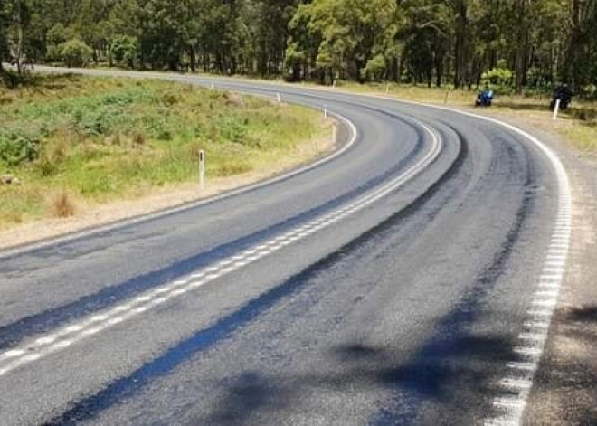 FOTO: Austrālijā karstuma vilnī sācis kust ceļu segums