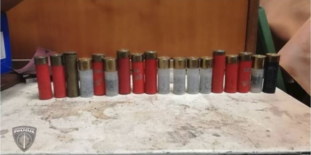 FOTO: Viļānu novadā konfiscē nelikumīgi glabātus šaujamieročus un munīciju