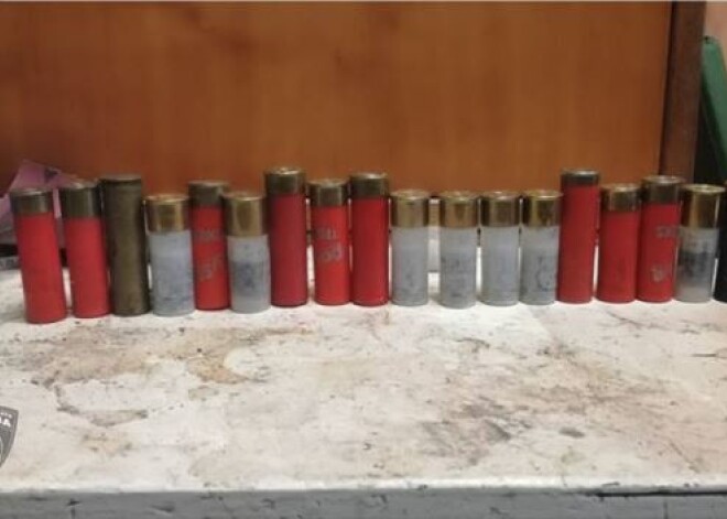 FOTO: Viļānu novadā konfiscē nelikumīgi glabātus šaujamieročus un munīciju