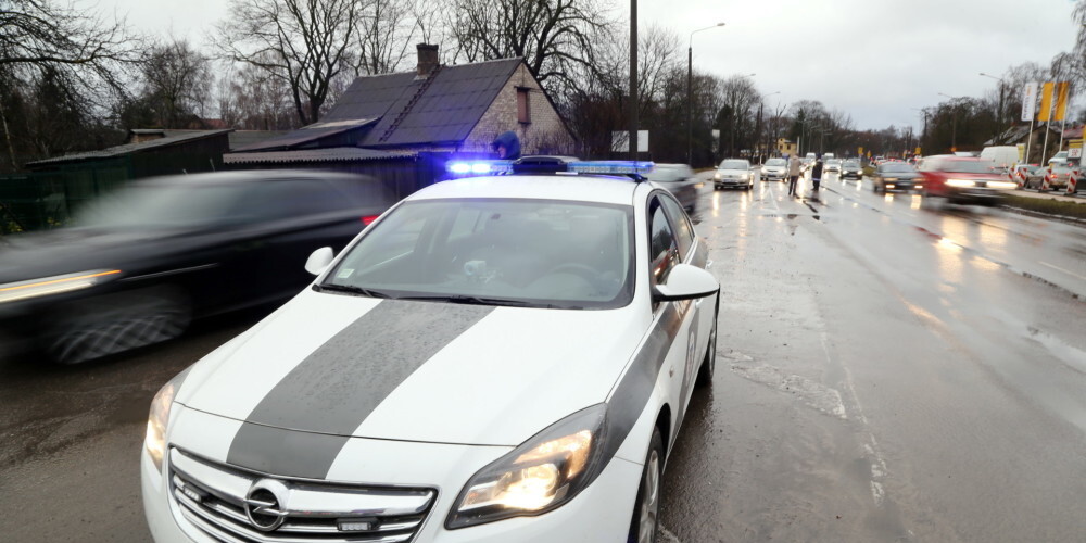 Госполиция просит отозваться очевидцев аварии на Даугавгривском шоссе, из которой умерла пешеход