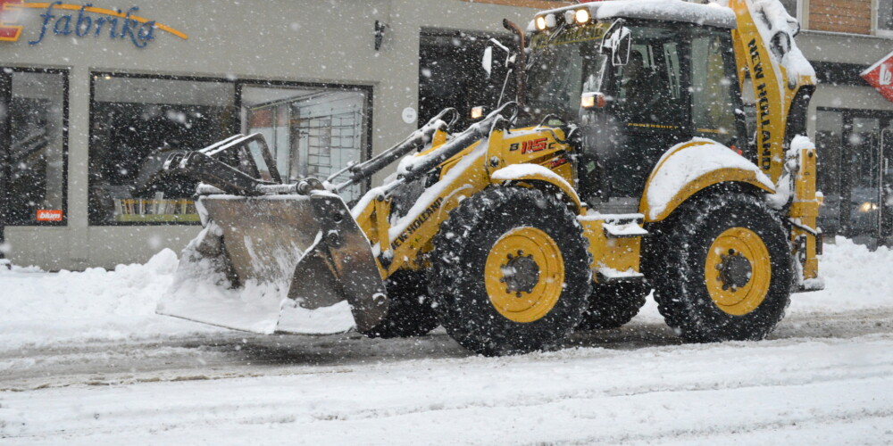 Sniega tīrīšanas laikā Rīgas ielās ieviesīs transportlīdzekļu stāvēšanas ierobežojumus