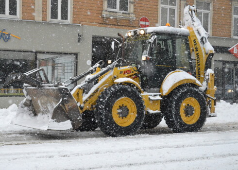 Sniega tīrīšanas laikā Rīgas ielās ieviesīs transportlīdzekļu stāvēšanas ierobežojumus