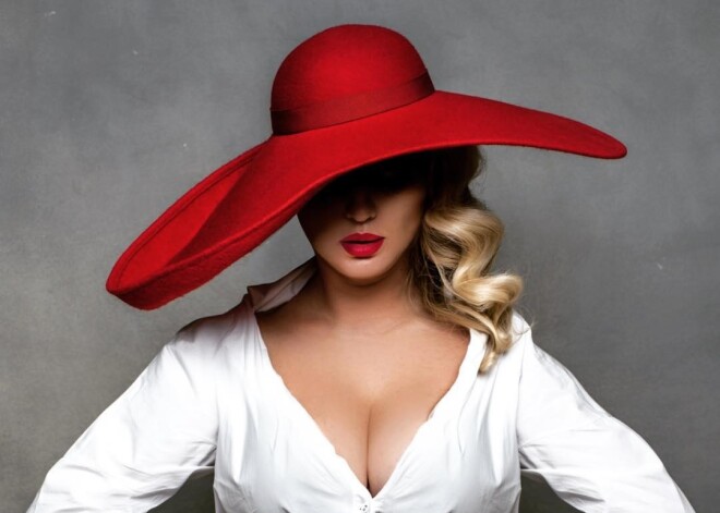 Шляпа и декольте: Анна Семенович заставила поклонников потерять дар речи