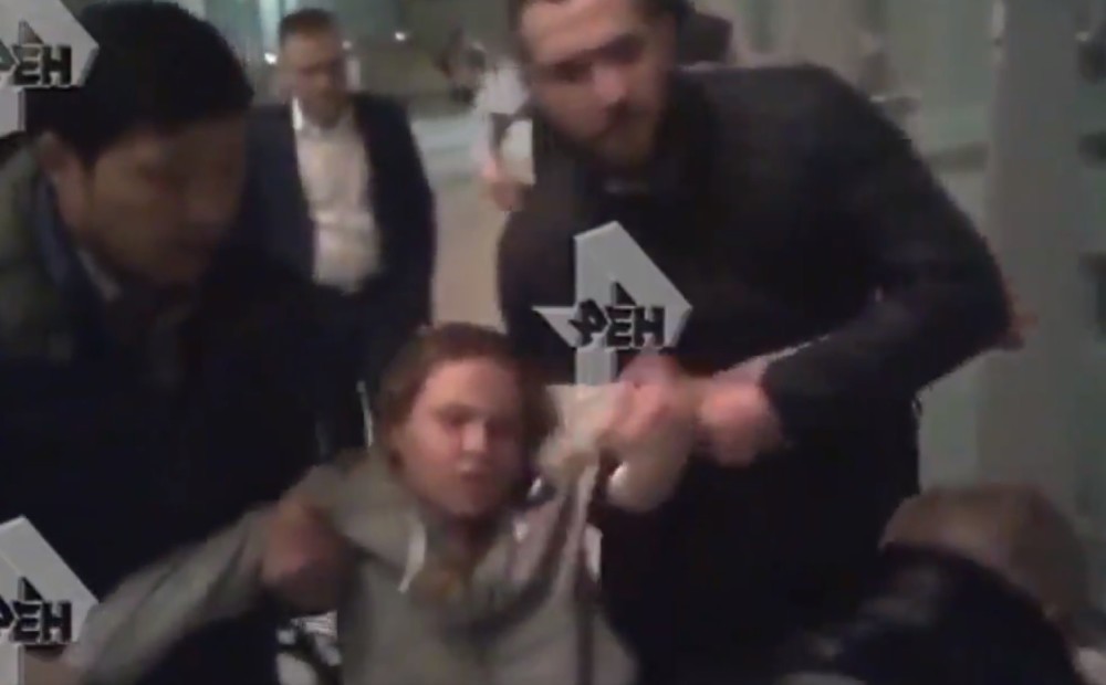 VIDEO: turot aiz kājām un rokām, Maskavas lidostā arestē prieka meitu Nastju Ribku