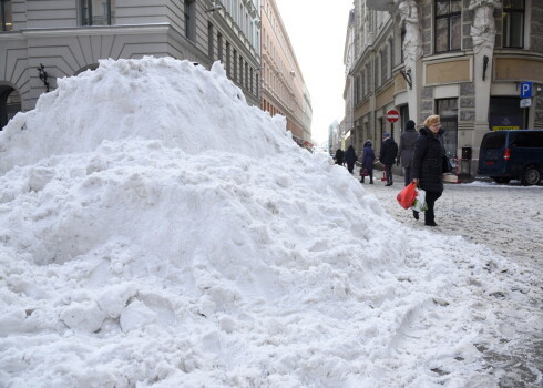 Во время уборки снега нельзя будет парковаться на многих улицах Риги