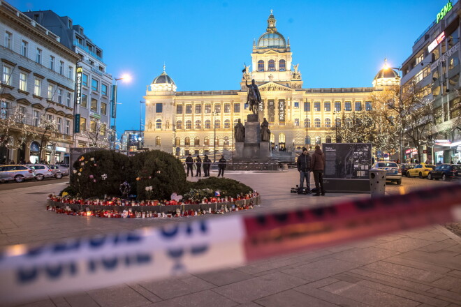 Prāgas centrā aizdedzinājies kāds vīrietis.