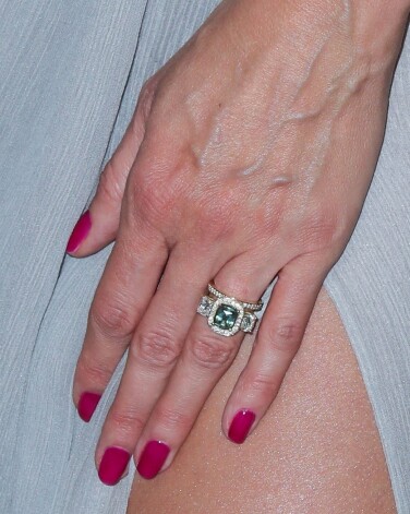 Mūziķis Toms Kaulics saderināšanās gredzena dizainu veidojis, ņemot vērā Heidijas Klumas mīļākās krāsas un iemīļotākos dārgakmeņus.