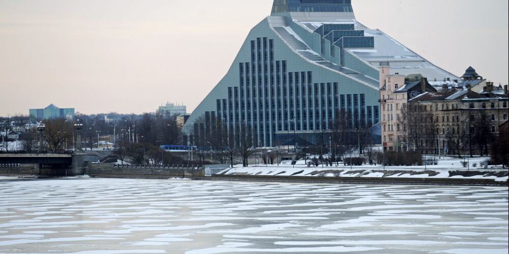 Ugunsdzēsējiem Rīgā vairākkārt ziņots par pusaudžiem uz Daugavas ledus