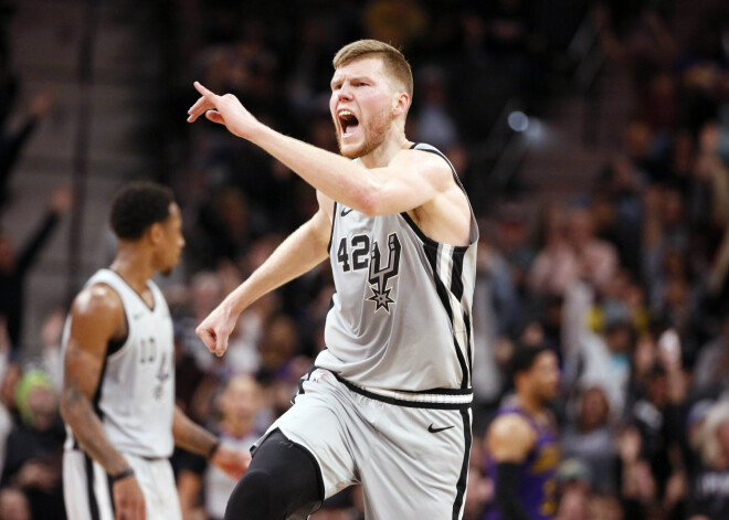 Bertāns ar 11 punktiem palīdz "Spurs" uzvarēt; latvietis atgūst pirmo vietu NBA precīzāko trīspunktu metēju sarakstā