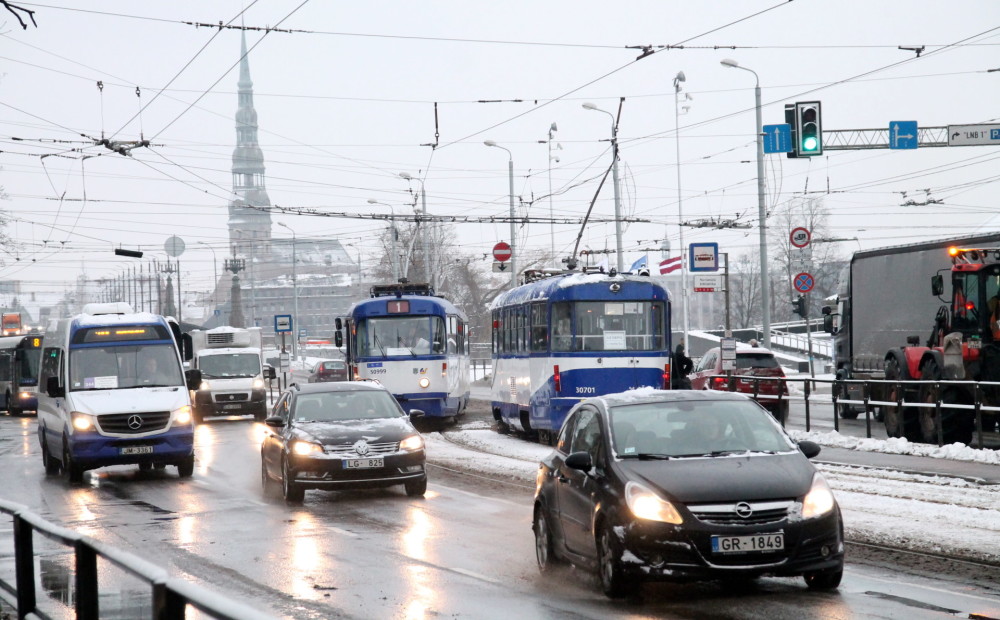 Barikāžu atceres pasākumu laikā vairākās vietās Rīgā ierobežos satiksmi