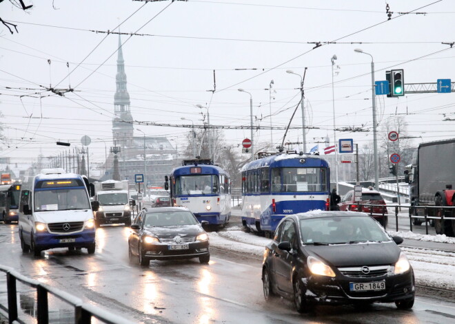 Barikāžu atceres pasākumu laikā vairākās vietās Rīgā ierobežos satiksmi