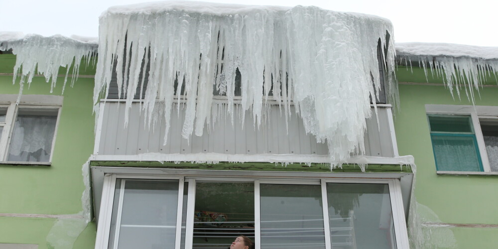 Vīrieti Maskavā nonāvē no jumta krītošs milzīgs ledus gabals