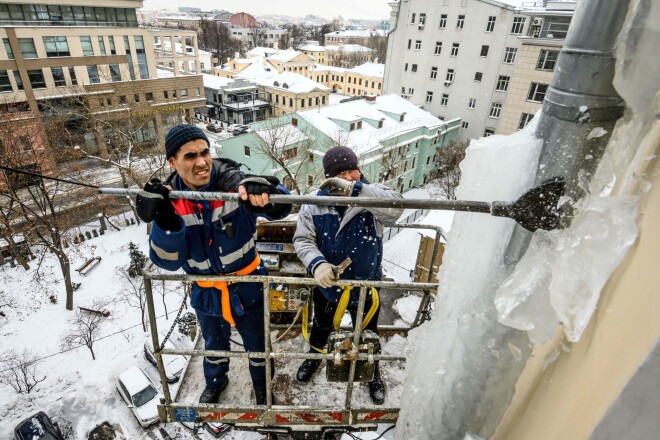 Strādnieki Maskavā cīnās ar milzīgām lāstekām.