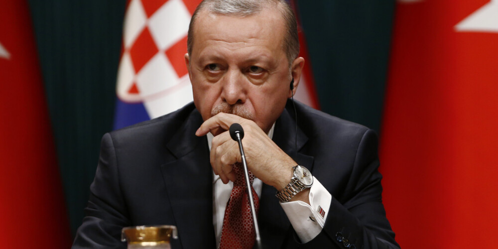 Turcija pieprasa mūža ieslodzījumu spiegošanā apsūdzētajam ASV konsulāta darbiniekam