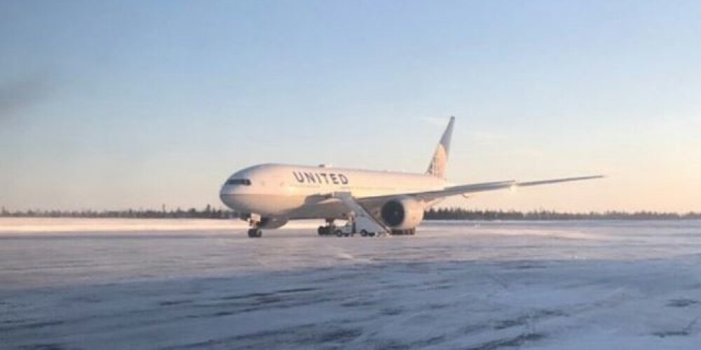 250 "United Airlines" pasažieriem 14 stundas neļauj pamest lidaparātu; durvis saplīsušas un ārā -20 grādu sals