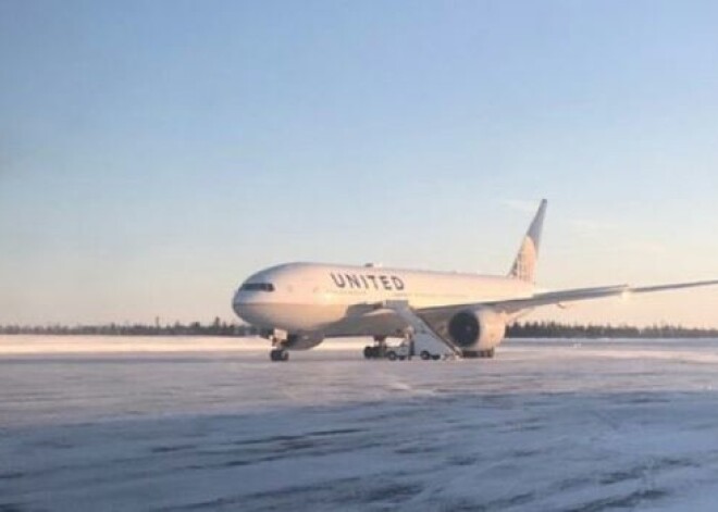 250 "United Airlines" pasažieriem 14 stundas neļauj pamest lidaparātu; durvis saplīsušas un ārā -20 grādu sals