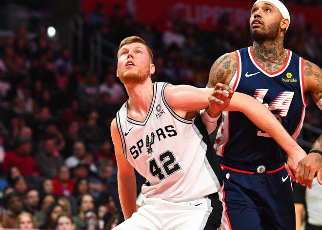 Bertānam divi precīzi tālmetieni "Spurs" zaudējumā "Clippers"