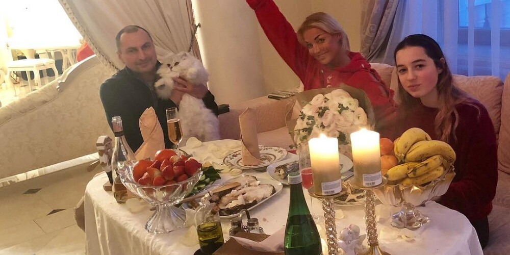 Анастасия Волочкова отпраздновала день рождения с бывшим мужем и дочерью