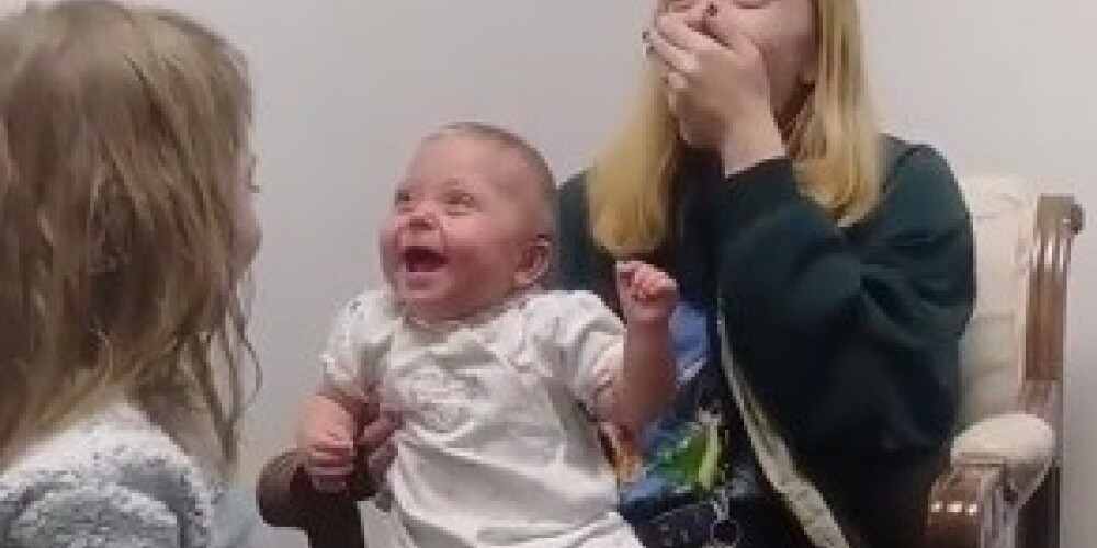 Aizkustinošs video: brīdis, kad mazulis pirmo reizi dzird mammas un māsas balsi
