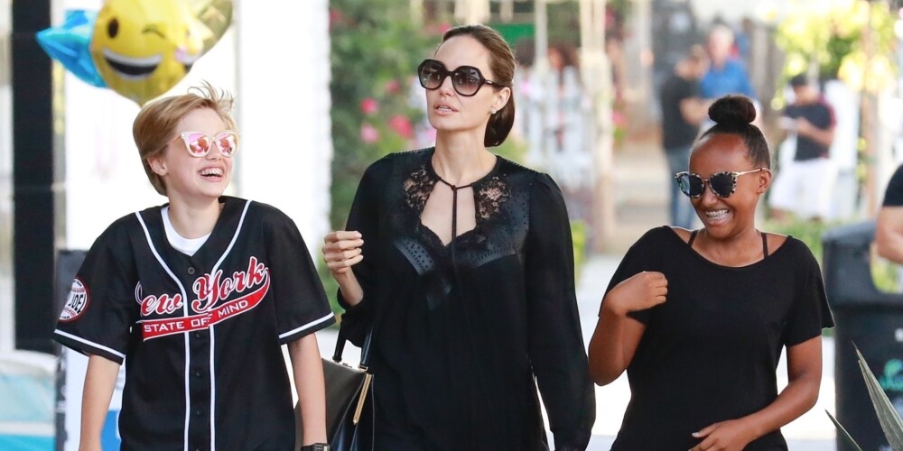 Анджелина Джоли с детьми занялась скалолазанием