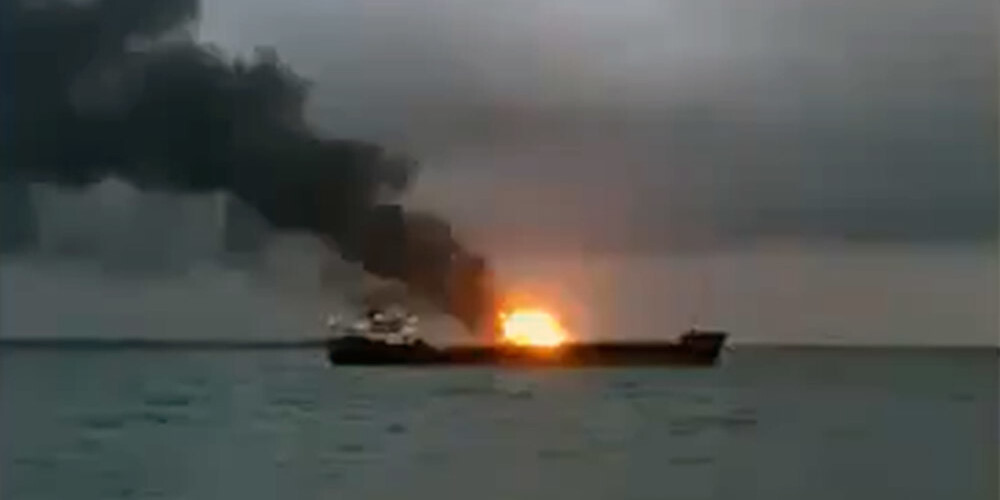 Divu kuģu ugunsgrēkā netālu no Kerčas šauruma gājuši bojā 14 jūrnieki