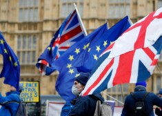 Protestētāji pie Londonas parlamenta.
