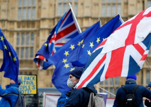 Protestētāji pie Londonas parlamenta.