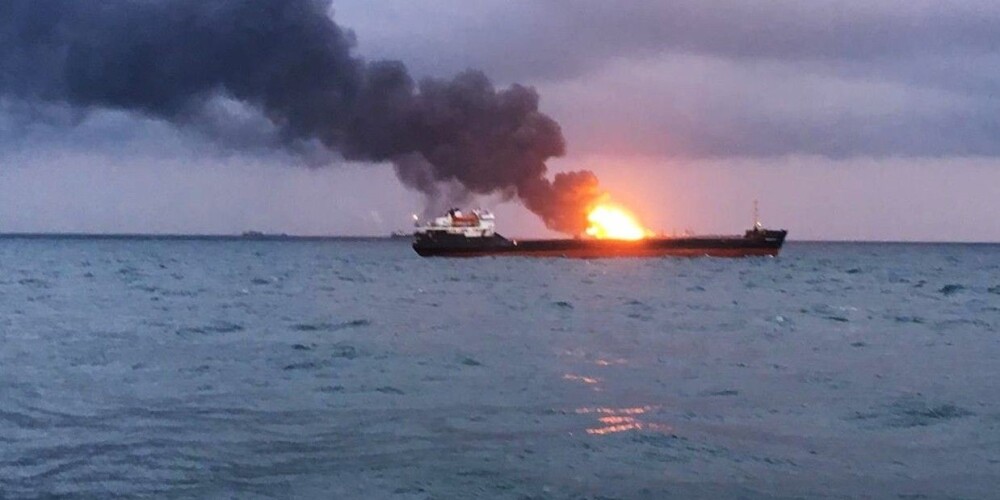 Kuģu ugunsgrēkā pie Kerčas šauruma dzīvību zaudējuši līdz 20 cilvēkiem