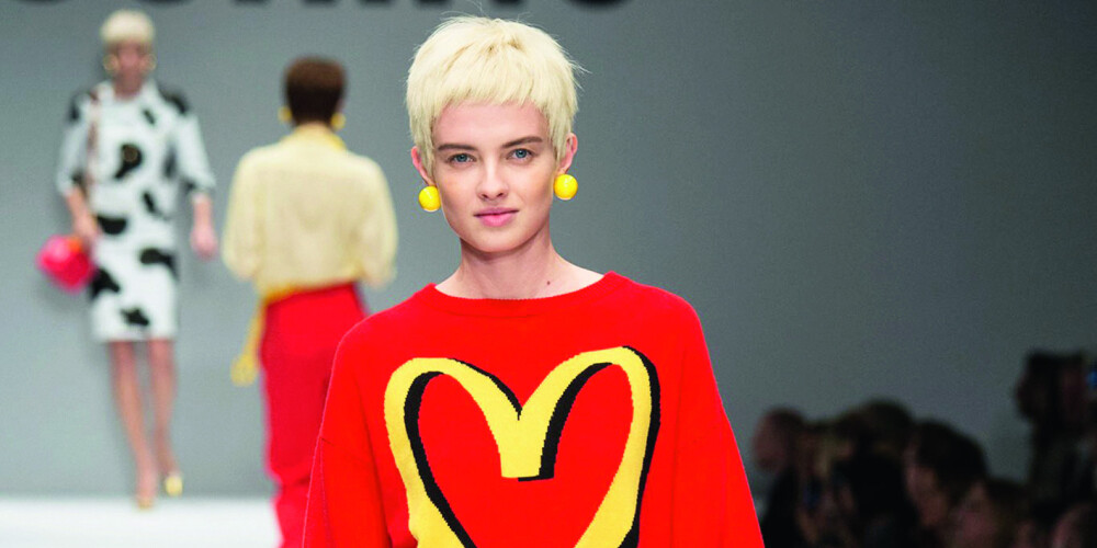 Ar humoru par popkultūru: "Moschino" tērpi un somiņas McDonald's logo krāsās