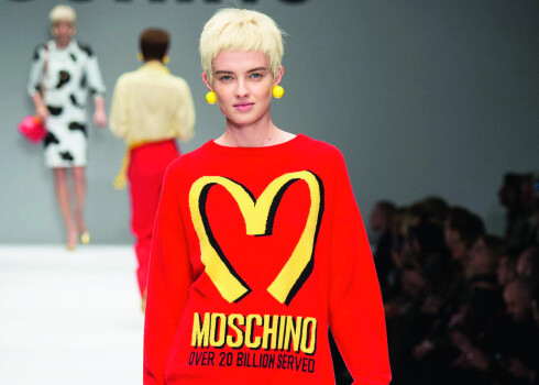 Ar humoru par popkultūru: "Moschino" tērpi un somiņas McDonald's logo krāsās