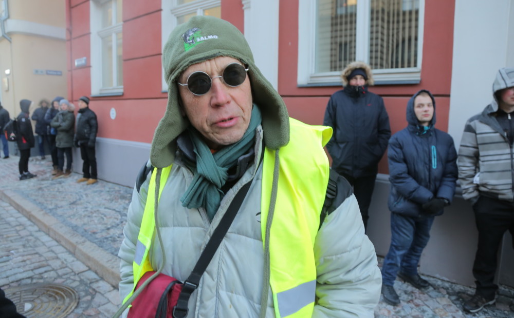 Dzeltenajās vestēs vairāk policistu nekā protestētāju: atskats uz demonstrāciju pie Saeimas