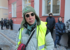 Dzeltenajās vestēs vairāk policistu nekā protestētāju: atskats uz demonstrāciju pie Saeimas