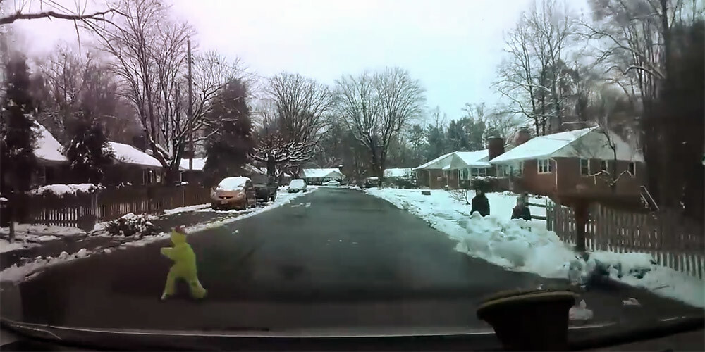 VIDEO: bērni ar sniega pikām uzbrūk garāmbraucošam šoferim, kurš atbildi parādā nepaliek