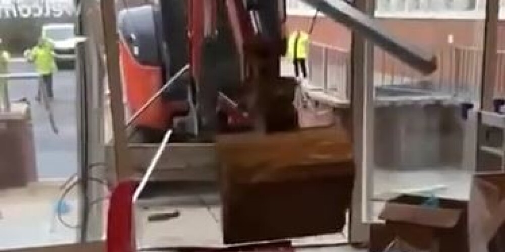VIDEO: algu nesaņēmis celtnieks ar ekskavatoru izposta jaunuzcelto viesnīcu