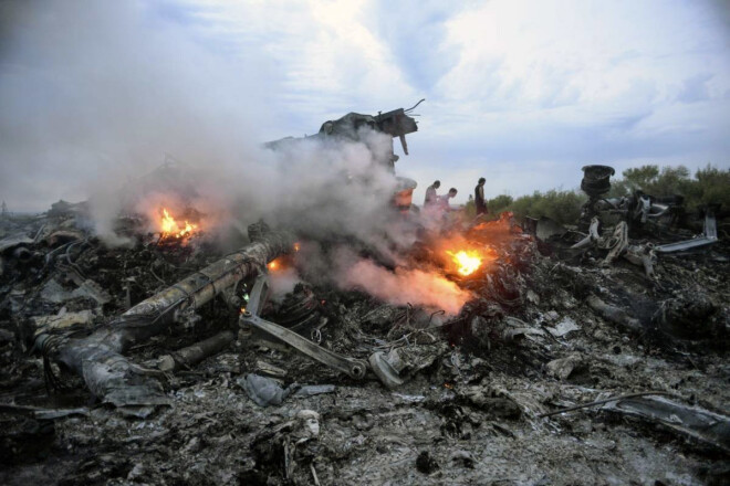 Virs Austrumukrainas notriektās Malaizijas lidmašīnas "Boeing 777" atlūzas.