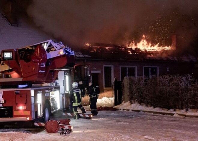 Jelgavā nodeg kādreizējais bārs "Līgo" - aculiecinieki uzskata, ka ugunsdzēsēji strādāja haotiski