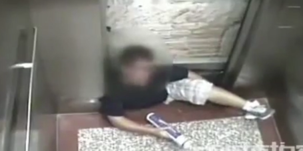 Шокирующее видео: лифт раздавил выходившего юношу