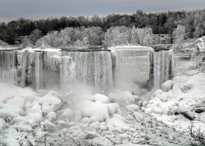 VIDEO: Niagāras ūdenskritums pārvēršas ziemas pasakā