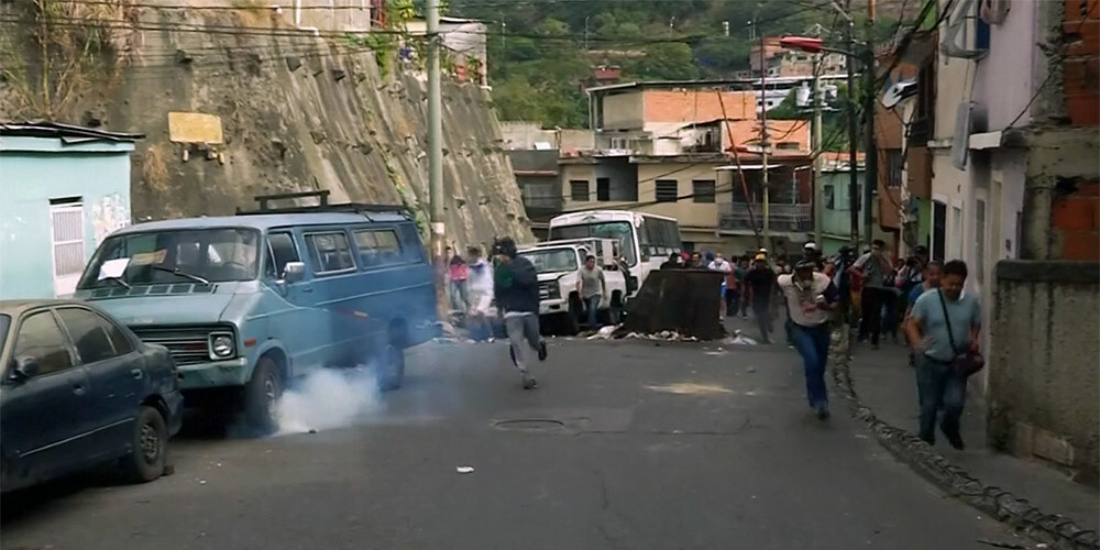 Venecuēlā sadursmēs pirms trešdienas demonstrācijām gājuši bojā četri cilvēki