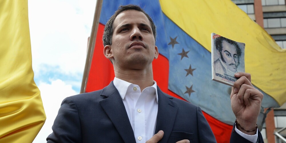 Pūlim gavilējot, Venecuēlas parlamenta spīkers pasludina sevi par prezidenta pienākumu izpildītāju