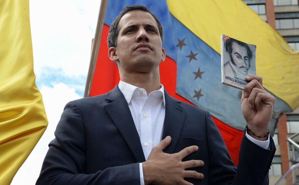 Pūlim gavilējot, Venecuēlas parlamenta spīkers pasludina sevi par prezidenta pienākumu izpildītāju