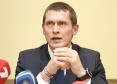 Saeimas komisija vēl nepieņem lēmumu par Juraša izdošanai kriminālvajāšanai; diskusijas turpinās nākamnedēļ.