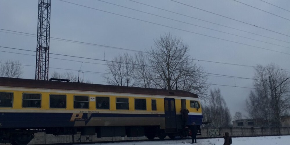 На участке Золитуде-Депо поезд сбил человека; пассажиры час провели в переполненных вагонах в неведении без тепла и света