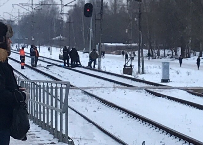 Zolitūdē vilciena nobrauktais – skolas vecuma bērns, kurš pār sliedēm gājis ar austiņām ausīs