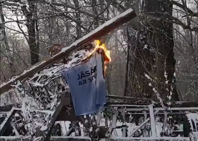 "Mēs esam vīlušies!" - kvēlākie KPV LV atbalstītāji demonstratīvi dedzina partijas krekliņus