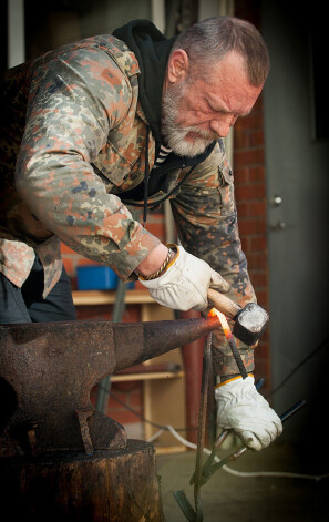 Brīvajā laikā Ziedonis labprāt darbojas savā smēdē, kur kaļ viduslaiku perioda iedvesmotus ieročus un rotas.