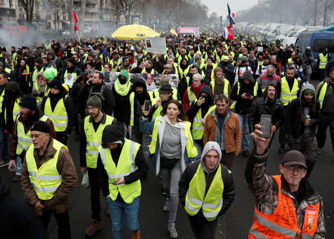 Tūkstošiem dzeltenās vestēs tērpušos protestētāju sestdien atkal atgriezušies Parīzes un citu Francijas pilsētu ielās.