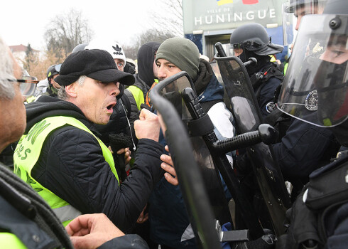 Tūkstošiem dzeltenās vestēs tērpušos protestētāju atkal atgriezušies Francijas pilsētu ielās.